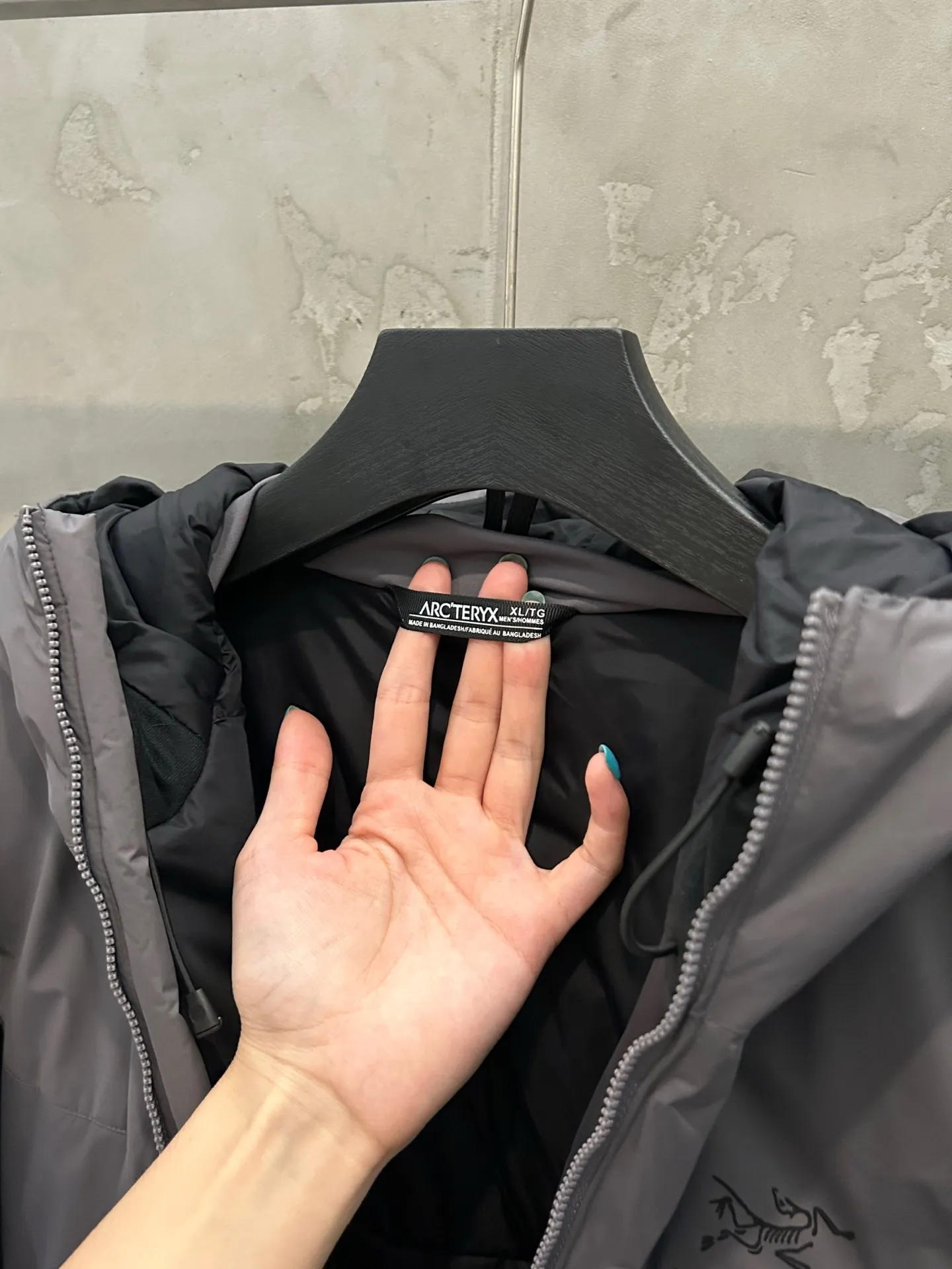 Arcteryx/ Leaf Cold Gen 2 ! N WINDSTOPPER 2L ， Coreloft 100 ， 。 Cold Series ， ， ， ！ ， 。 windstopper ,n Gossamera Fusion WS。 ， ： 1： WINDSTOPPER ， ， ， ， 。 Coreloft ， 。 。 2： 。 3： ， ， 。 4： ， ， 。 ， ， 。 1:1 ， ！ ， ！ ：Black/ / Gray/ / Size：S-XXL Size S 118 51 70 M 122 53 72 L 126 55 74 XL 130 56 76 XXL 134 57 78